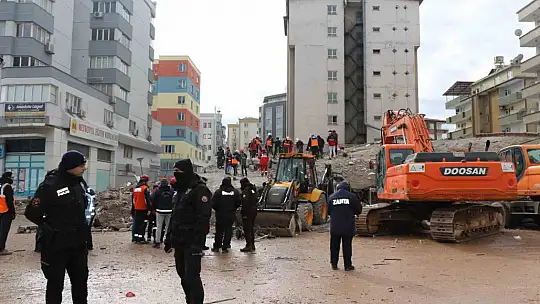 Gaziantep'te 34 saat sonra enkaz altından 2 kız kardeş sağ çıkarıldı
