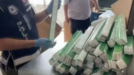 Gaziantep'te 398 bin adet kaçak sigara kağıdı ele geçirildi