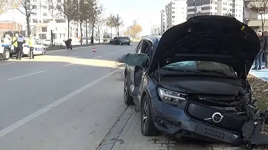Gaziantep'te 4 kişinin yaralandığı feci kaza güvenlik kamerasına yansıdı