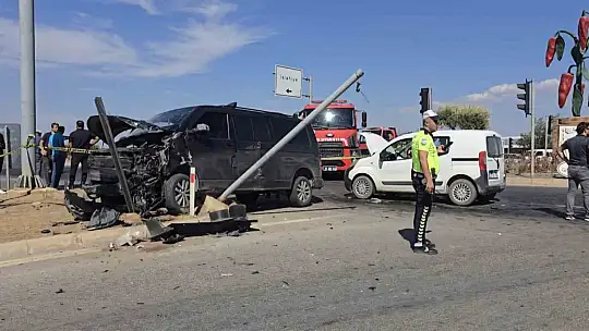 Gaziantep'te 4 kişinin yaralandığı kaza güvenlik kamerasında