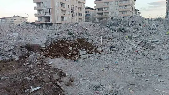 Gaziantep'te 50 kişiye mezar olan binada 'kolon kesildi' iddiası