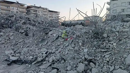 Gaziantep'te 50 kişiye mezar olan binada 'kolon kesildi' iddiası
