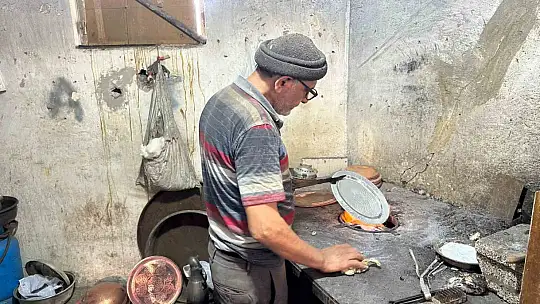 Gaziantep'te 60 yıldır 10 metrekarelik dükkanda kalaycılık mesleğini yaşatmaya çalışıyor
