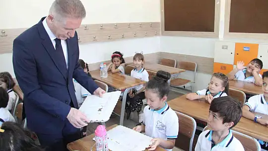 Gaziantep'te 648 bin Türk ve Suriyeli öğrenci karne aldı
