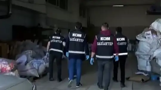 Gaziantep'te 74 ton bozulmuş kaçak gıda ele geçirildi