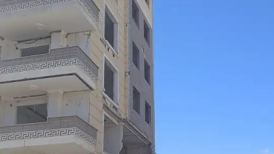 Gaziantep'te ağır hasarlı binanın duvarı aracın üzerine çöktü
