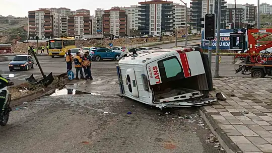 Gaziantep'te ambulans devrildi: 4 yaralı