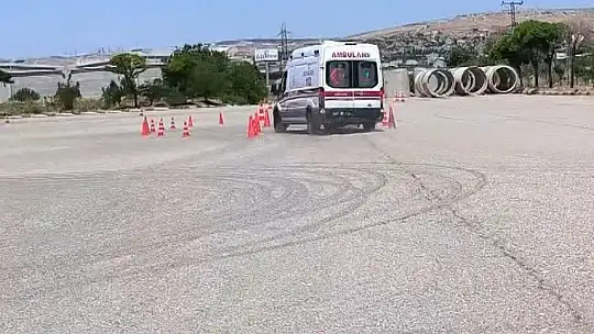 Gaziantep'te ambulans sürüş eğitimleri nefes kesti