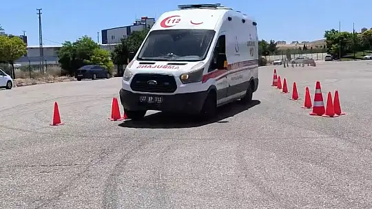 Gaziantep'te ambulans sürüş eğitimleri nefes kesti