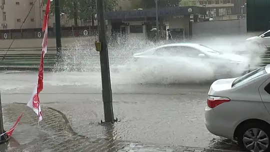 Gaziantep'te aniden bastıran sağanak hayatı olumsuz etkiledi
