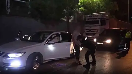 Gaziantep'te araçlar didik didik arandı, sürücüler sorgulandı