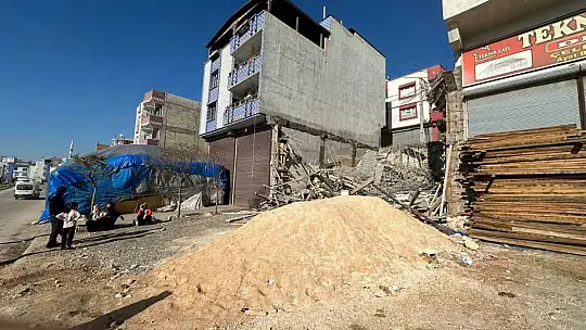 Gaziantep'te beton dökümü sonrası inşaat çöktü: 1'i ağır 2 yaralı
