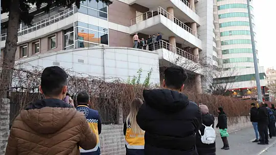 Gaziantep'te binanın çatısına çıkan kişi ikna edildi