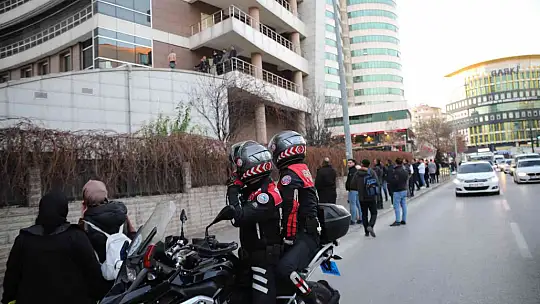Gaziantep'te binanın çatısına çıkan kişi ikna edildi