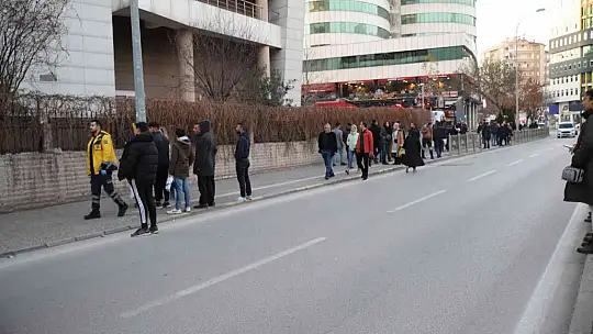 Gaziantep'te binanın çatısına çıkan kişi ikna edildi