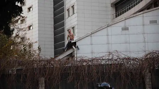 Gaziantep'te binanın çatısına çıkan kişi ikna edildi
