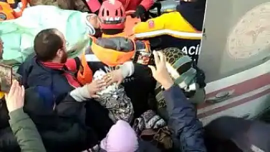 Gaziantep'te bir kadın depremden 99 saat sonra enkazdan sağ olarak çıkartıldı