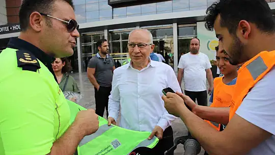 Gaziantep'te bisiklet ve scooter sürücülerine reflektörlü yelek dağıtıldı