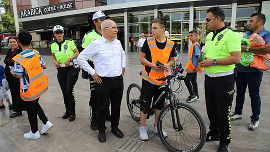 Gaziantep'te bisiklet ve scooter sürücülerine reflektörlü yelek dağıtıldı