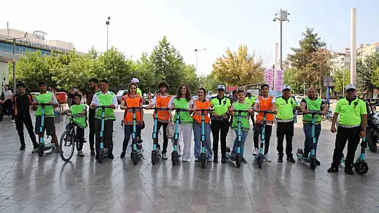 Gaziantep'te bisiklet ve scooter sürücülerine reflektörlü yelek dağıtıldı