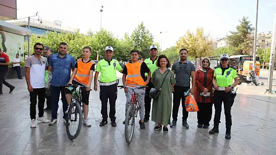 Gaziantep'te bisiklet ve scooter sürücülerine reflektörlü yelek dağıtıldı
