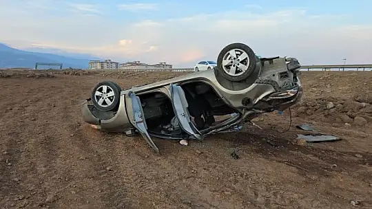 Gaziantep'te çarpışan 2 otomobilden biri takla attı: 4 yaralı