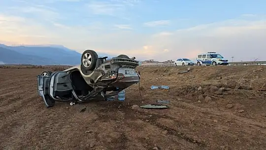 Gaziantep'te çarpışan 2 otomobilden biri takla attı: 4 yaralı
