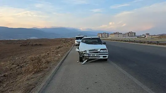 Gaziantep'te çarpışan 2 otomobilden biri takla attı: 4 yaralı