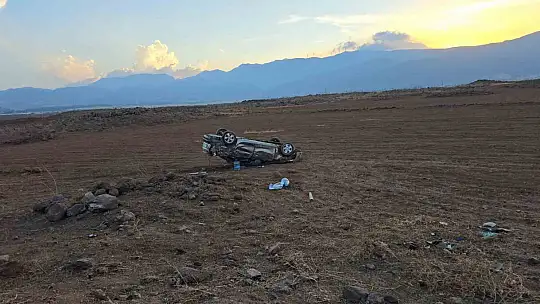 Gaziantep'te çarpışan 2 otomobilden biri takla attı: 4 yaralı