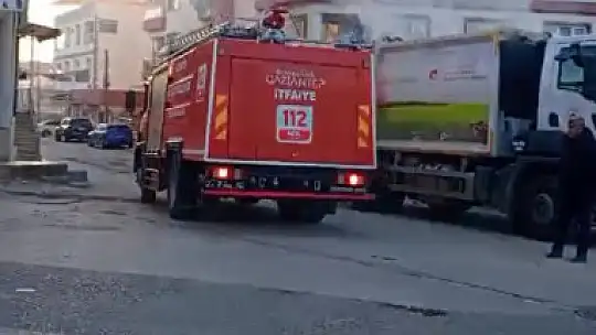 Gaziantep'te çöp kamyonunda çıkan yangını itfaiye söndürdü