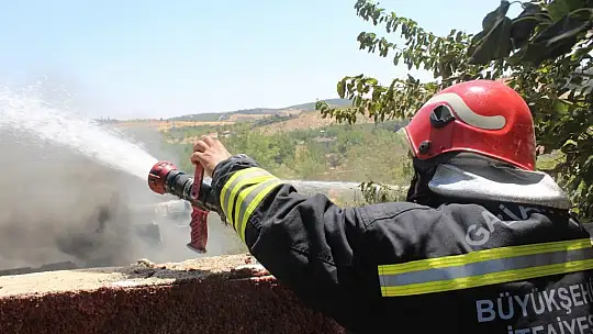 Gaziantep'te depoda çıkan yangına müdahale sürüyor