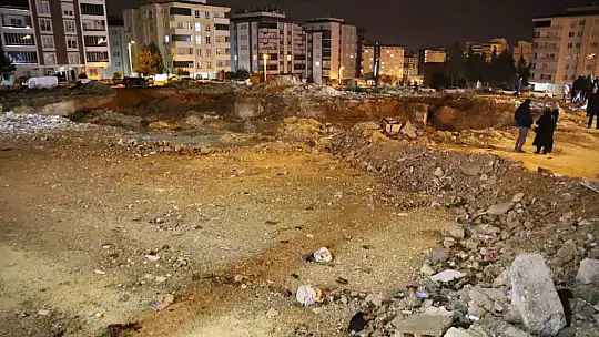 Gaziantep'te depremde hayatını kaybedenler için enkaz alanında Kuran-ı Kerim okutuldu