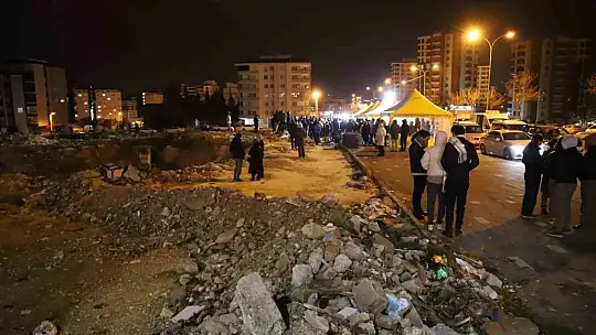 Gaziantep'te depremde hayatını kaybedenler için enkaz alanında Kuran-ı Kerim okutuldu