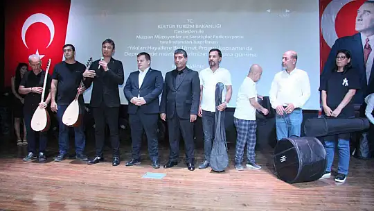 Gaziantep'te depremzede müzisyenlere enstrüman dağıtıldı