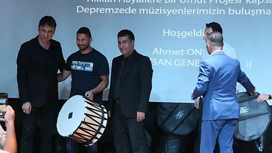 Gaziantep'te depremzede müzisyenlere enstrüman dağıtıldı