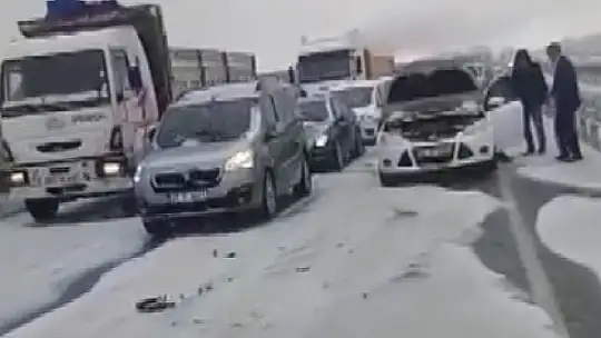 Gaziantep'te dolu yağışının beyaza bürüdüğü yolda zincirleme kaza