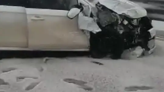Gaziantep'te dolu yağışının beyaza bürüdüğü yolda zincirleme kaza