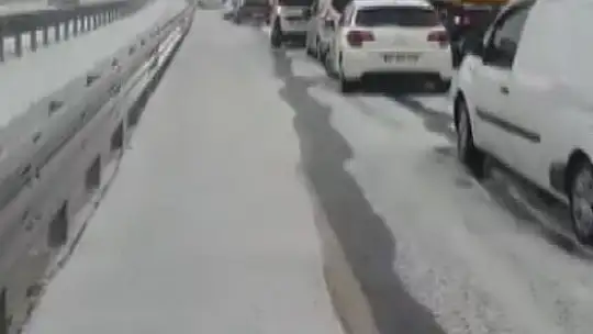 Gaziantep'te dolu yağışının beyaza bürüdüğü yolda zincirleme kaza