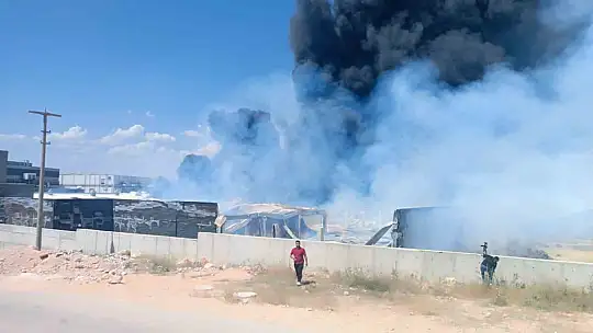 Gaziantep'te fabrika yangınına 4 saattir müdahale ediliyor