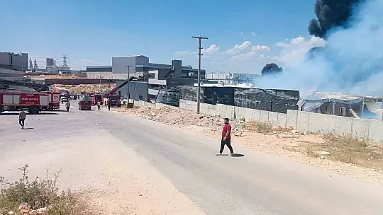 Gaziantep'te fabrika yangınına 4 saattir müdahale ediliyor