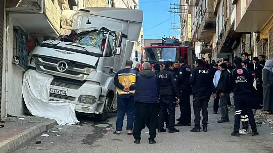 Gaziantep'te feci kaza: Freni boşalan tırın ezdiği kadın hayatını kaybetti