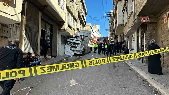 Gaziantep'te feci kaza: Freni boşalan tırın ezdiği kadın hayatını kaybetti