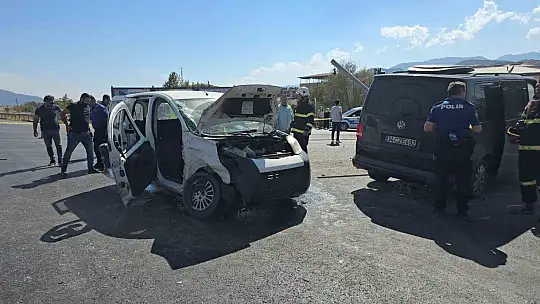 Gaziantep'te hafif ticari araç ile minibüs çarpıştı: 4 yaralı