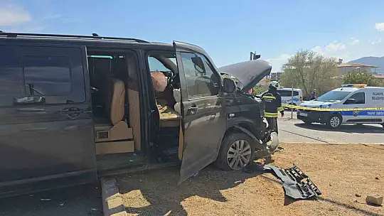 Gaziantep'te hafif ticari araç ile minibüs çarpıştı: 4 yaralı