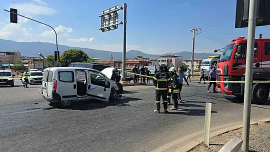 Gaziantep'te hafif ticari araç ile minibüs çarpıştı: 4 yaralı