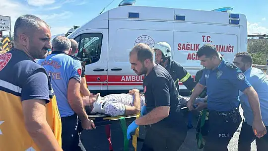 Gaziantep'te hafif ticari araç ile minibüs çarpıştı: 4 yaralı