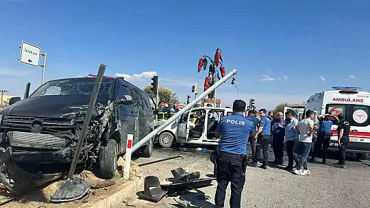 Gaziantep'te hafif ticari araç ile minibüs çarpıştı: 4 yaralı