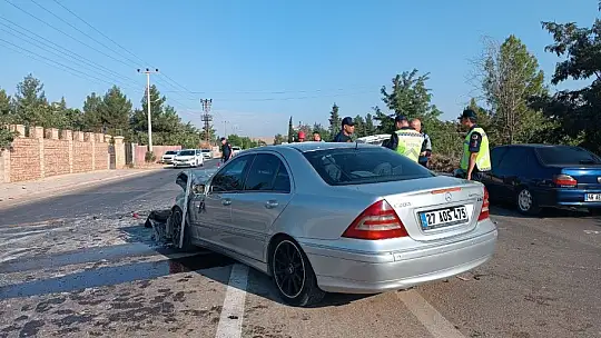 Gaziantep'te iki aracın kafa kafaya çarpıştığı kaza kamerada