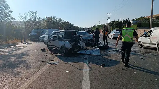 Gaziantep'te iki aracın kafa kafaya çarpıştığı kaza kamerada