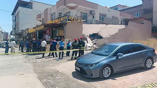 Gaziantep'te iki katlı binanın bahçe duvarı yıkıldı: 5 yaralı